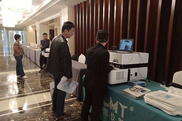 與會(huì)代表正在咨詢(xún)儀器信息