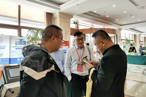 客戶到場咨詢光譜儀相關(guān)信息 客戶到場咨詢光譜儀相關(guān)信息